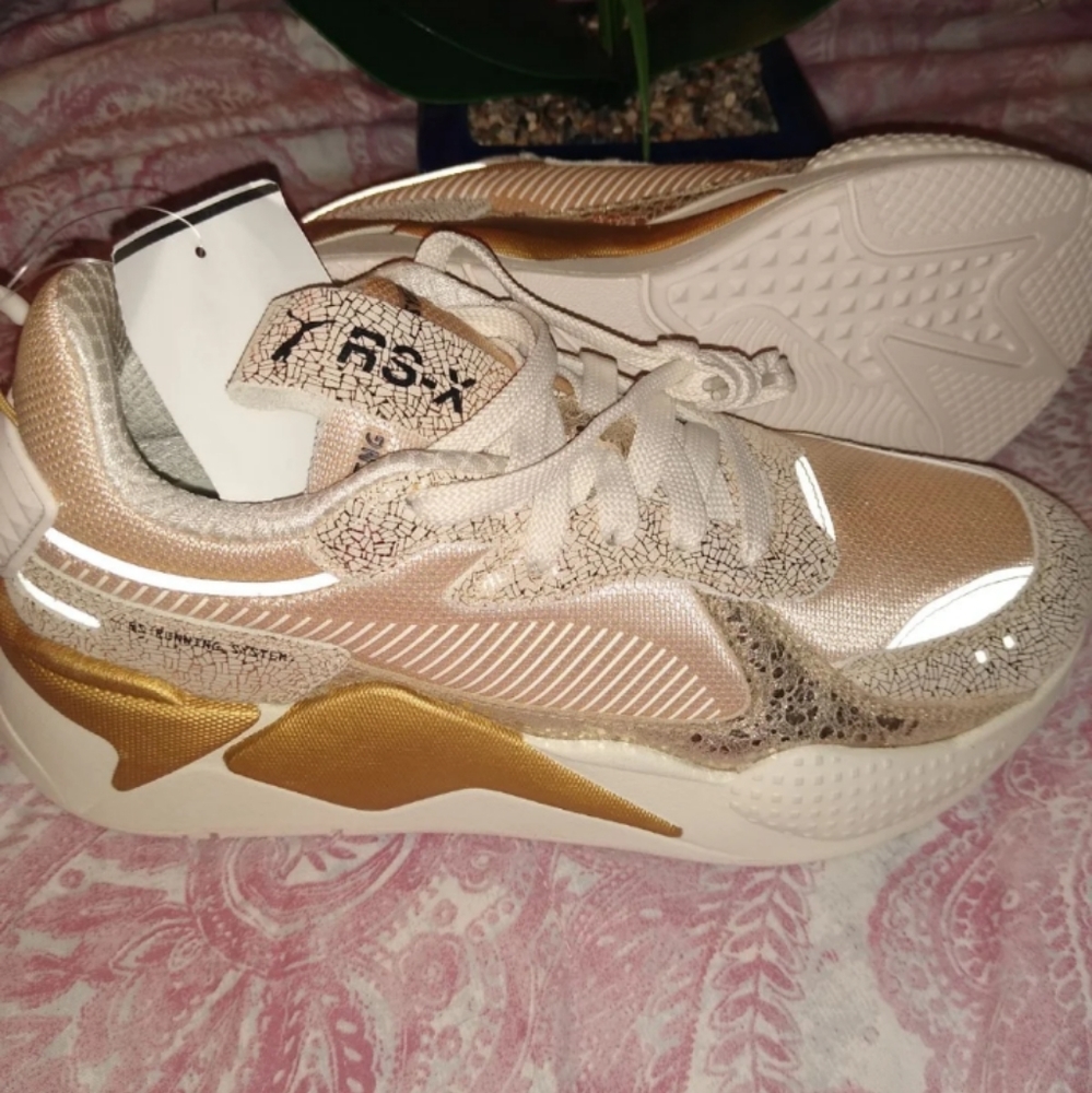Tennis shoes